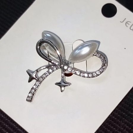 Two pearl bow shape Brooch pin